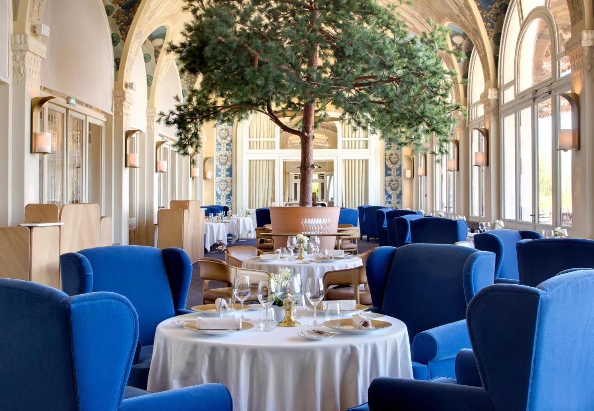 Coin salon dans l'établissement Hôtel Royal