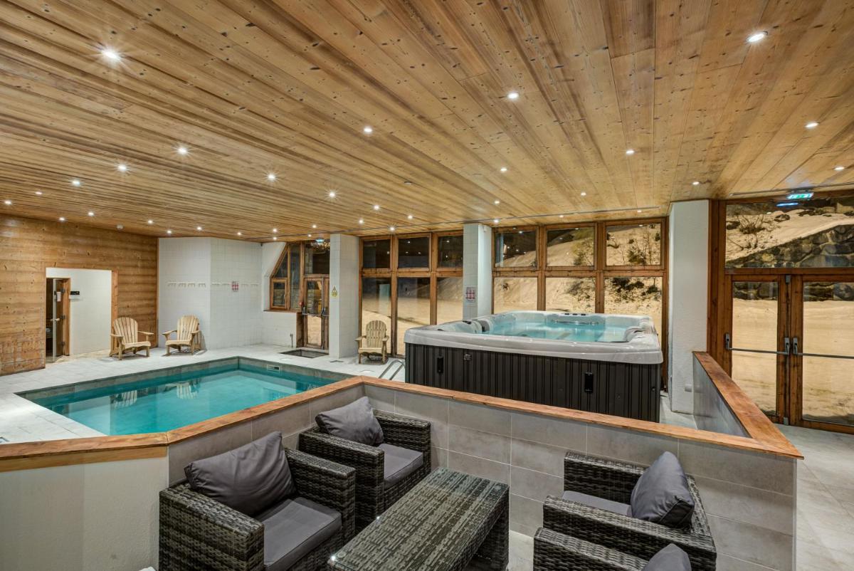 Piscine de l'établissement Hôtel Le Montana ou située à proximité