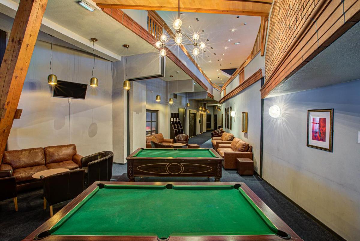 Billard dans l'établissement Hôtel Le Montana