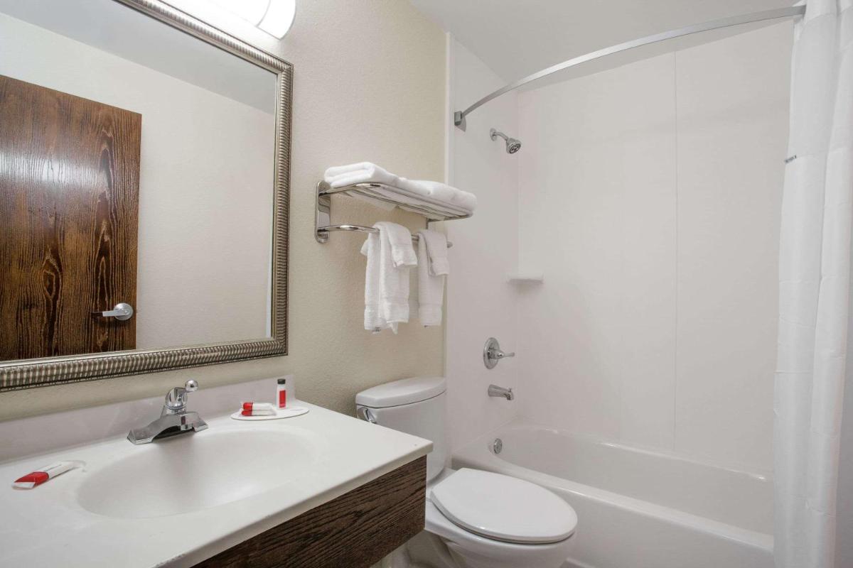 Super 8 by Wyndham College Park Wash DC Area - Housity