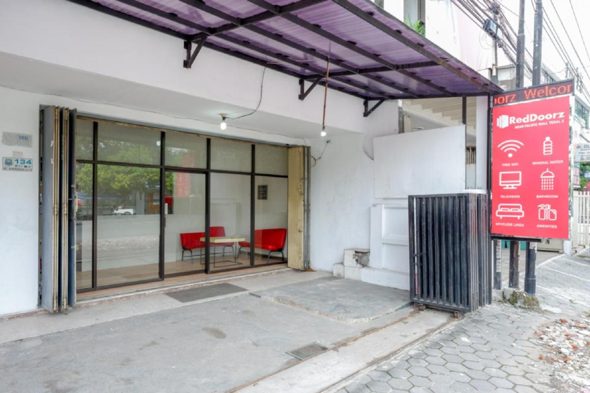 RedDoorz near Pacific Mall Tegal 2 - Housity