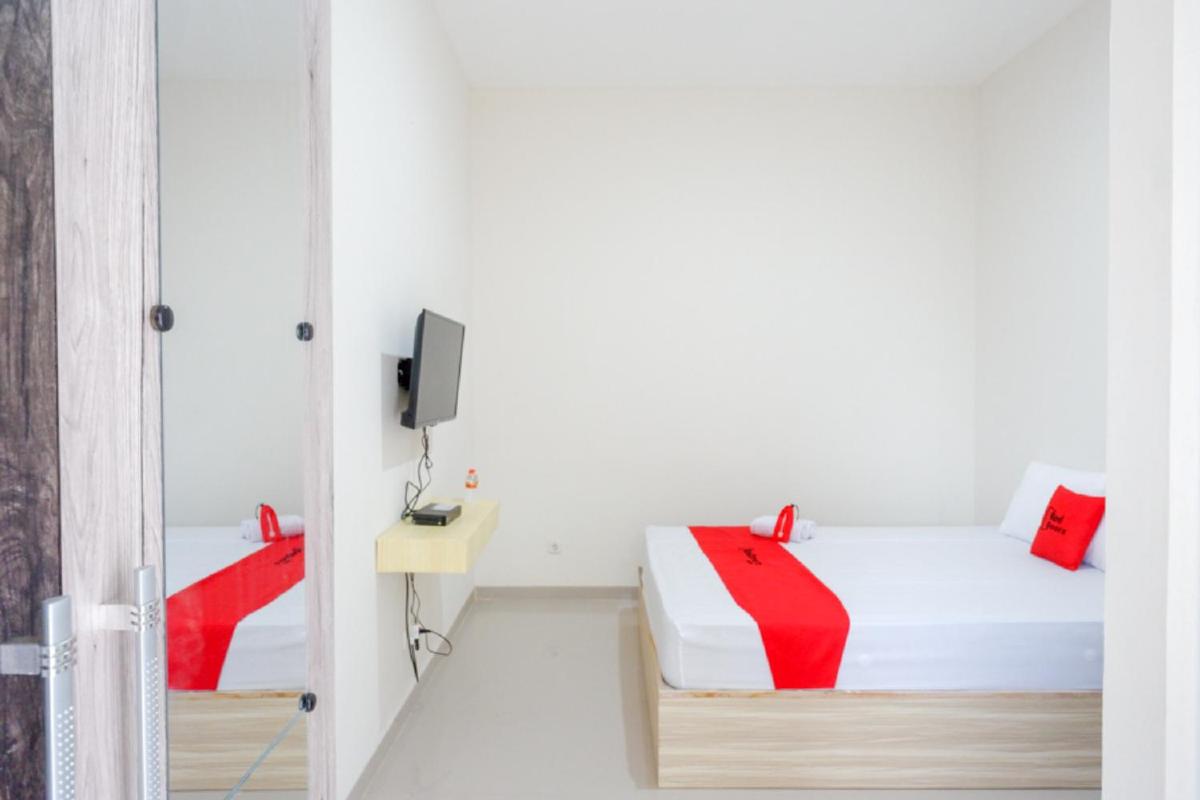RedDoorz near Pacific Mall Tegal 2 - Housity