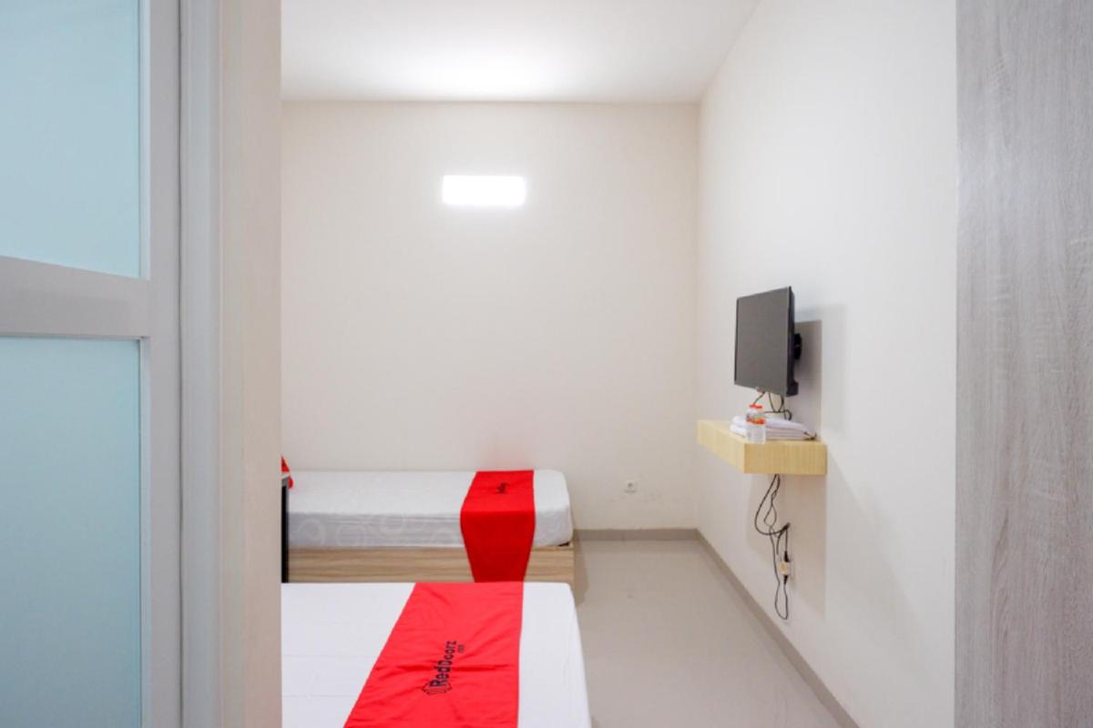RedDoorz near Pacific Mall Tegal 2 - Housity