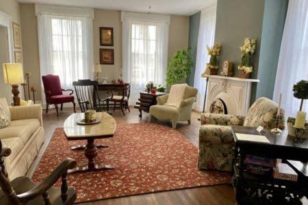 Historic McDonald Airbnb - Housity