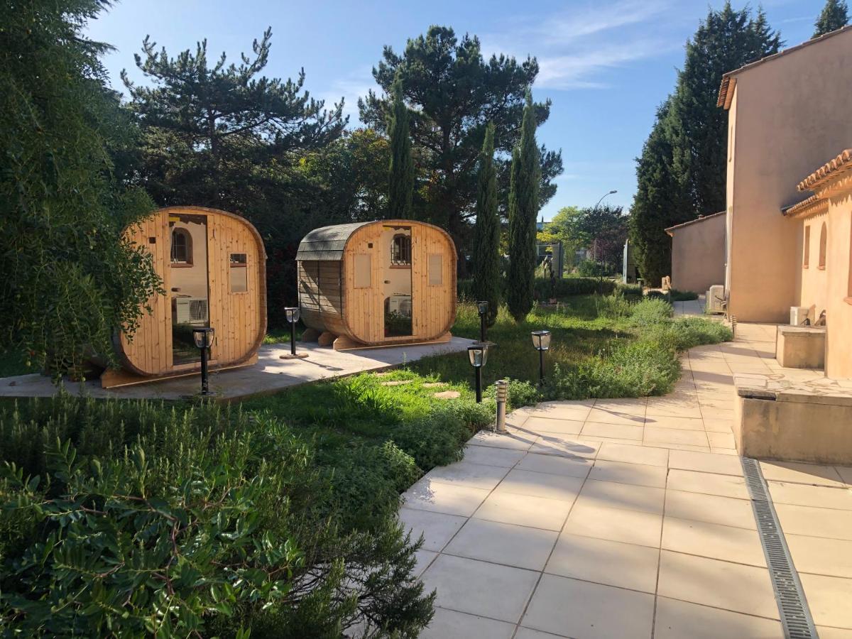 Jardin de l'établissement Logis Hôtel & Spa Déjeunez Sous L'Arbre