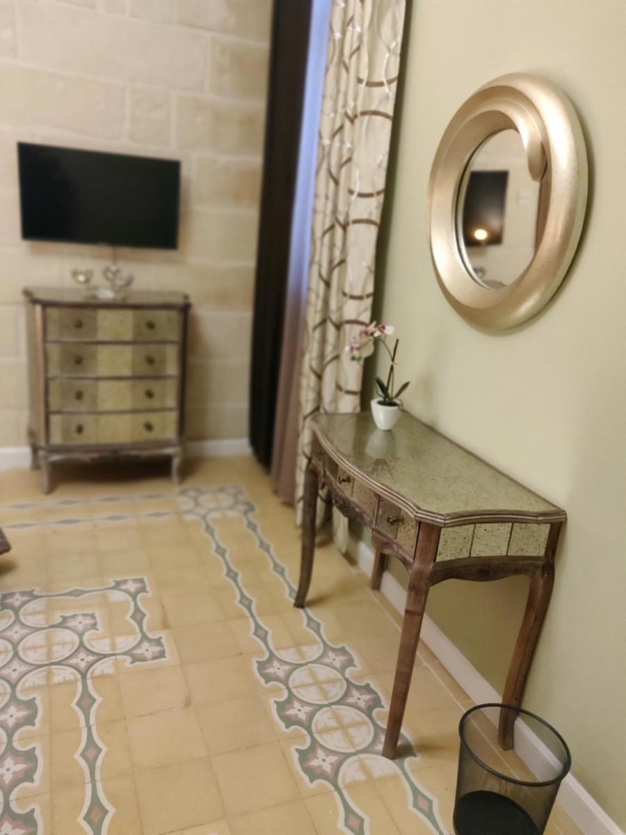 Charming Town House Suite - Close to Airport - Housity