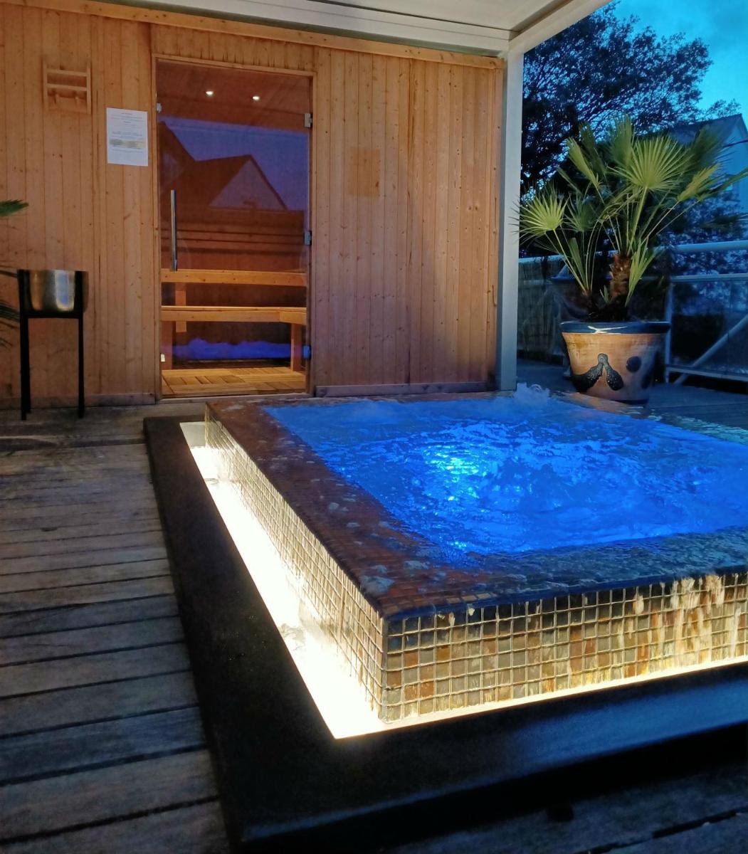 Piscine de l'établissement Le Diana Hôtel & Spa ou située à proximité