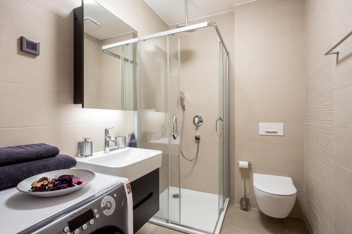 Leo Executive Suite, Self Check-In Garage, Wi-Fi, Concierge - Housity