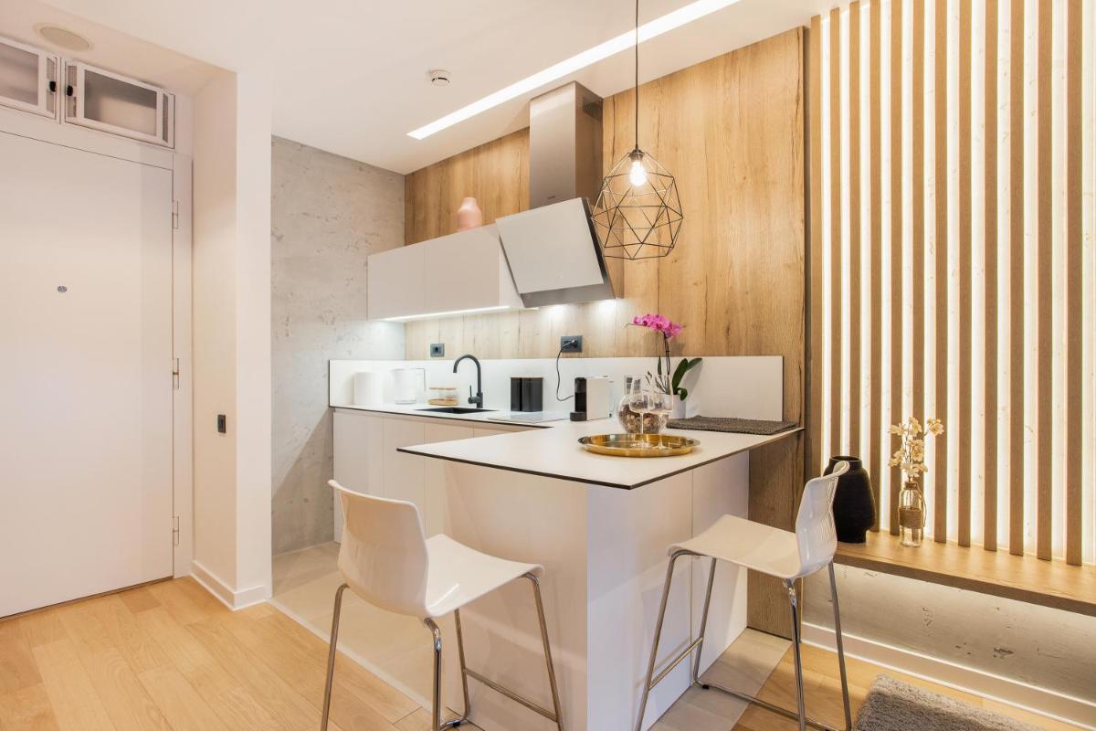 Leo Executive Suite, Self Check-In Garage, Wi-Fi, Concierge - Housity