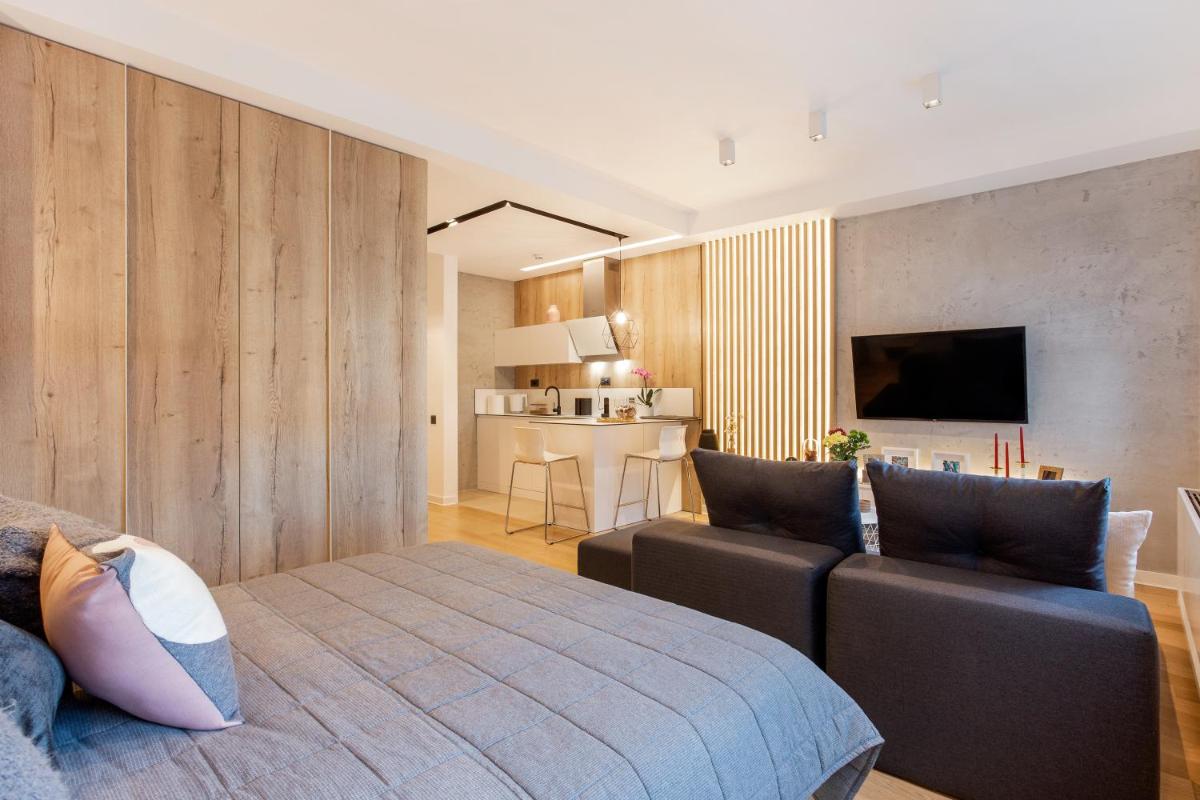 Leo Executive Suite, Self Check-In Garage, Wi-Fi, Concierge - Housity