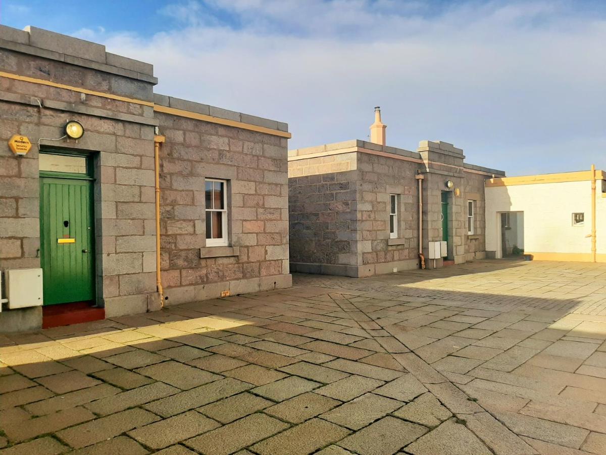 Aberdeen Lighthouse Cottages - coastal, dolphins - Housity