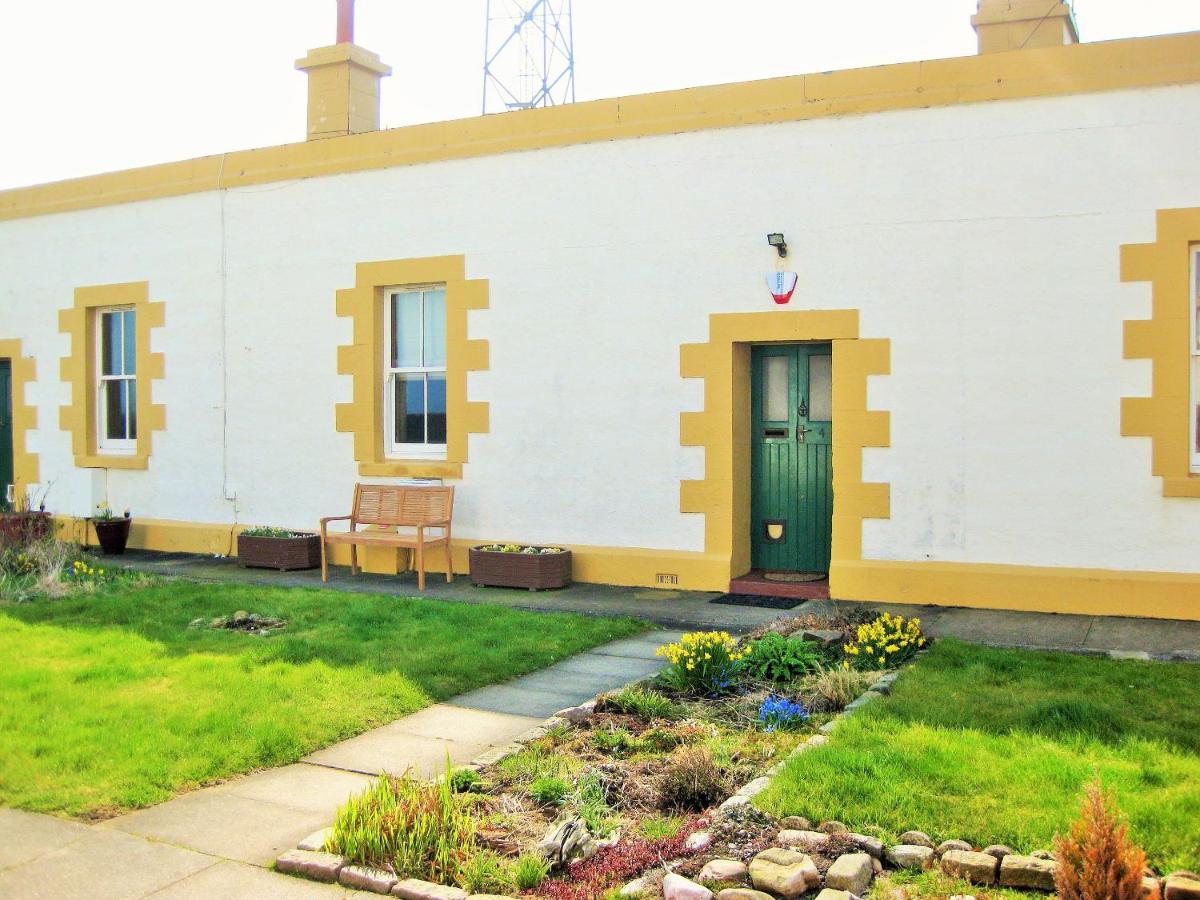 Aberdeen Lighthouse Cottages - coastal, dolphins - Housity