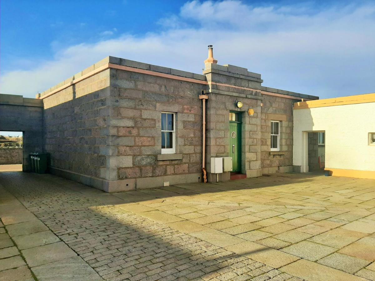 Aberdeen Lighthouse Cottages - coastal, dolphins - Housity