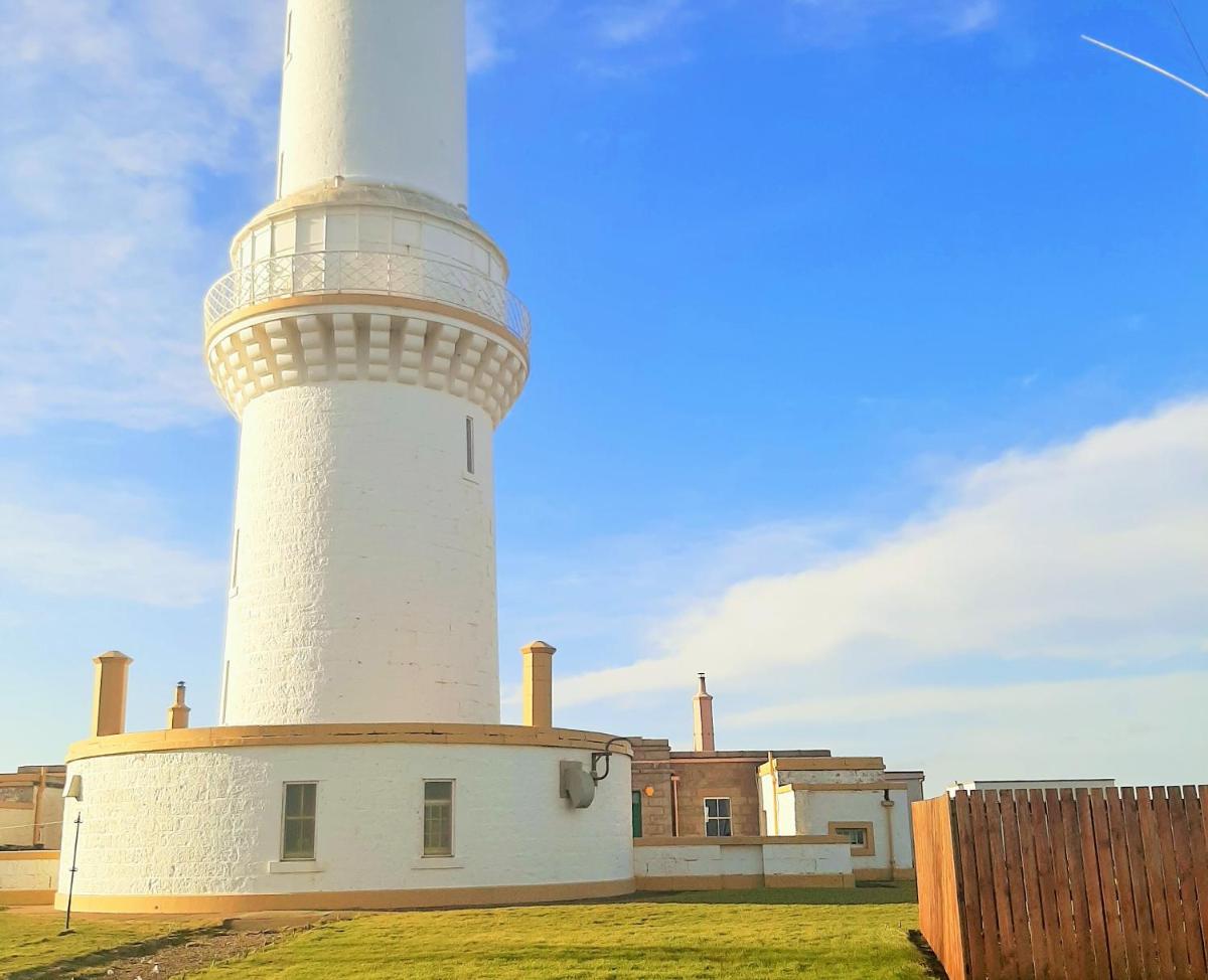 Aberdeen Lighthouse Cottages - coastal, dolphins - Housity