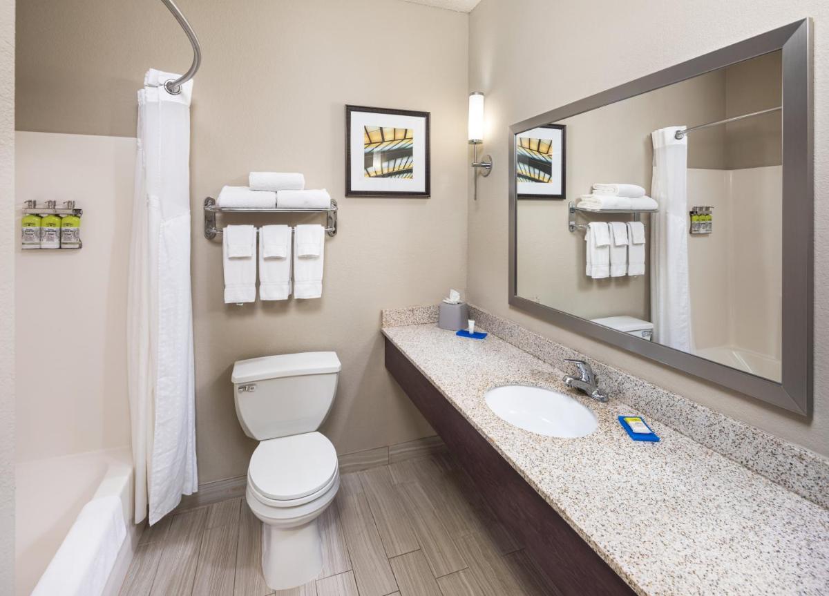 Holiday Inn Express Hotel & Suites Minneapolis - Minnetonka, an IHG Hotel - Housity
