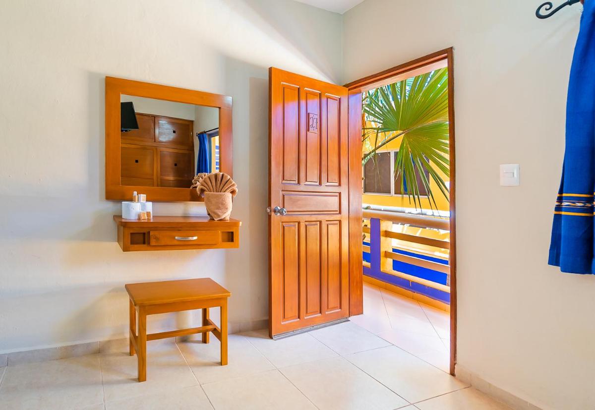 Hotel Yumkiin - Cerca Del Ferry y Terminal ADO - Housity