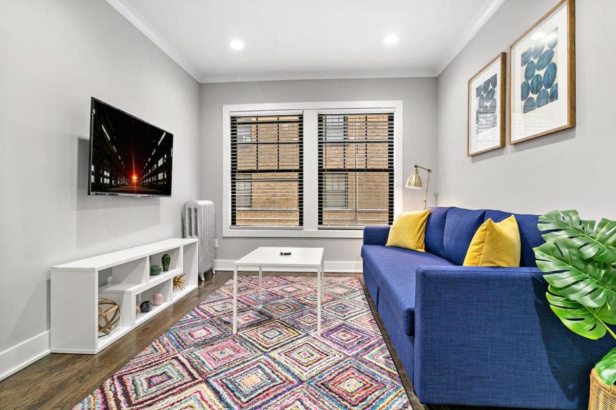 1BR Stylishly Furnished Apt in Lakeview - Oakdale 1S - Housity
