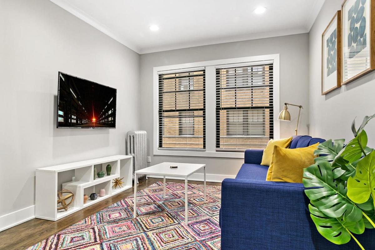 1BR Stylishly Furnished Apt in Lakeview - Oakdale 1S - Housity