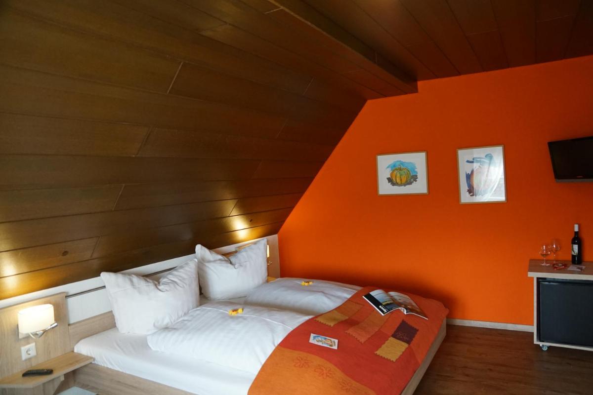 Gasthof zum Adler - Wahlwies-3 km z Bodensee Hotel geöffnet - Rest-Mo-Di-geschl - Housity