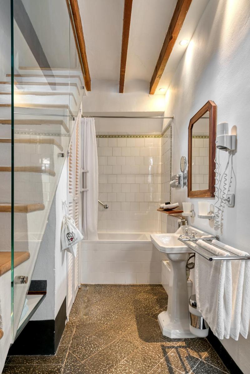 Un baño de Hotel Can Roses