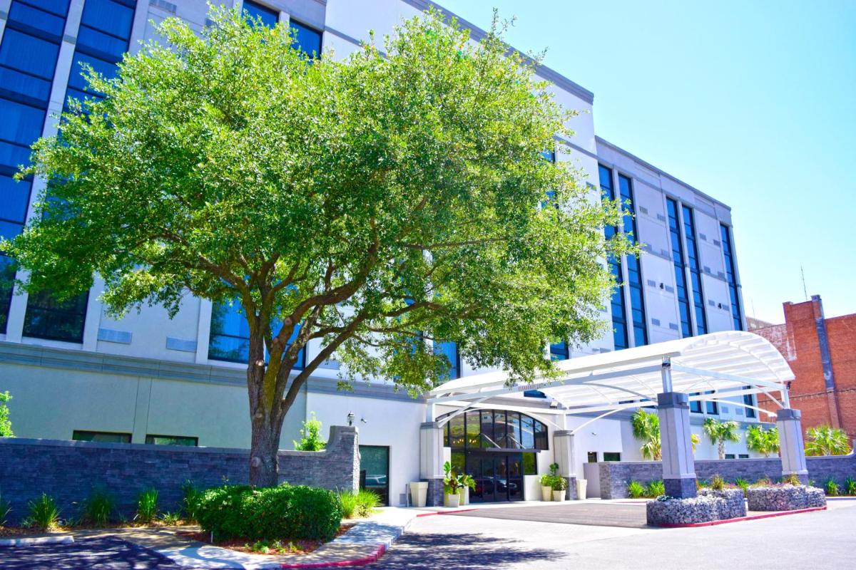 Holiday Inn Alexandria - Downtown, an IHG Hotel - Housity