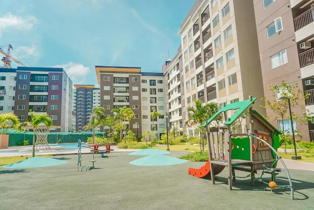 Suitetrails - AVIDA ATRIA T2-E , Near SM CITY, ESPLANADE ILOILO RIVER AND SMALLVILLE