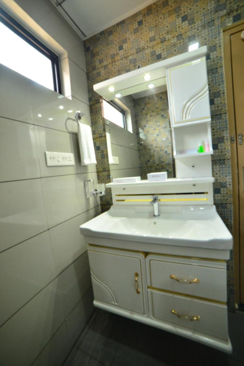 Hotel Priya - Housity