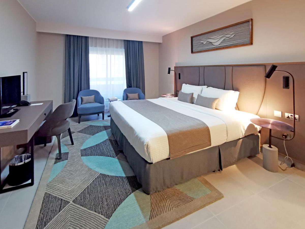 Hotel Holiday International - Housity