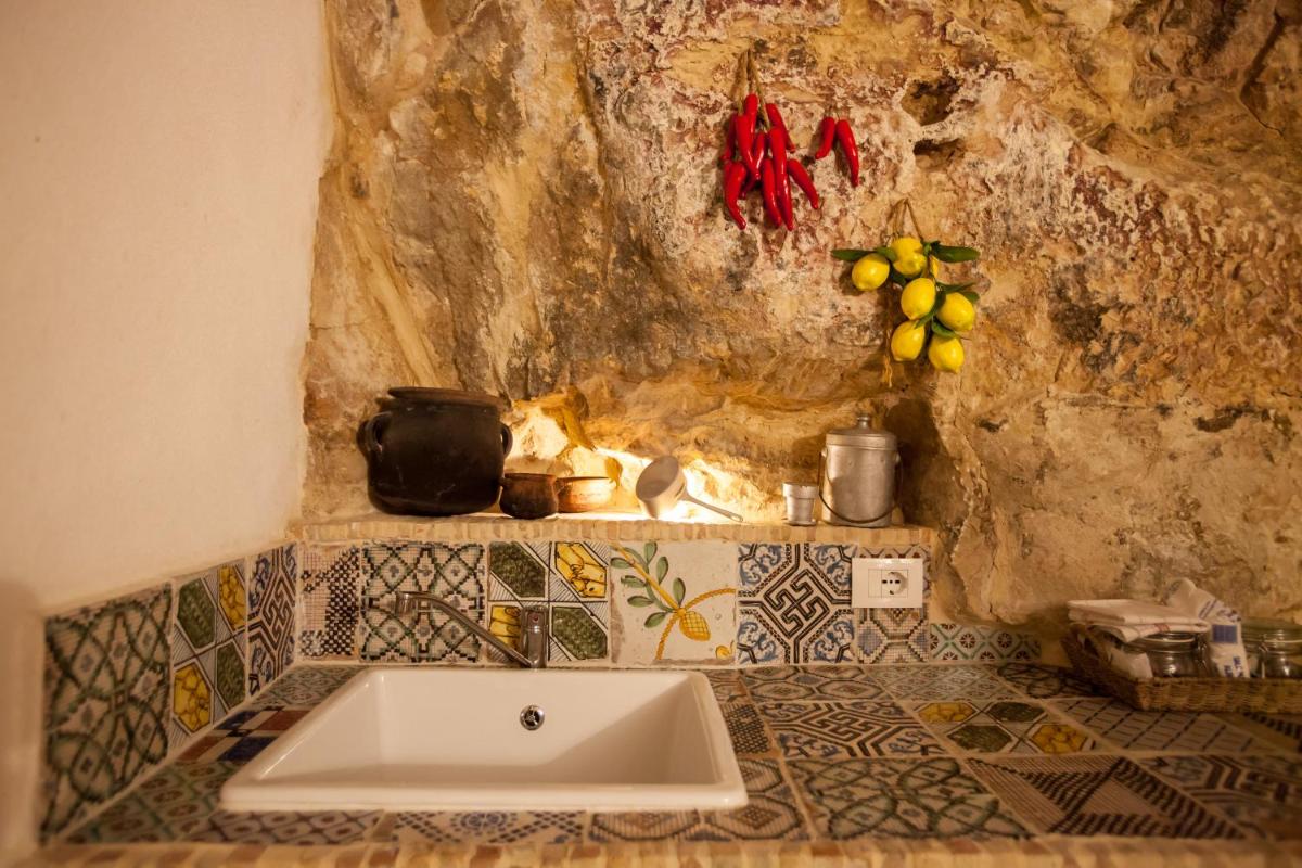 Case-grotte degli Avi, esperienza abitativa in grotta - Housity