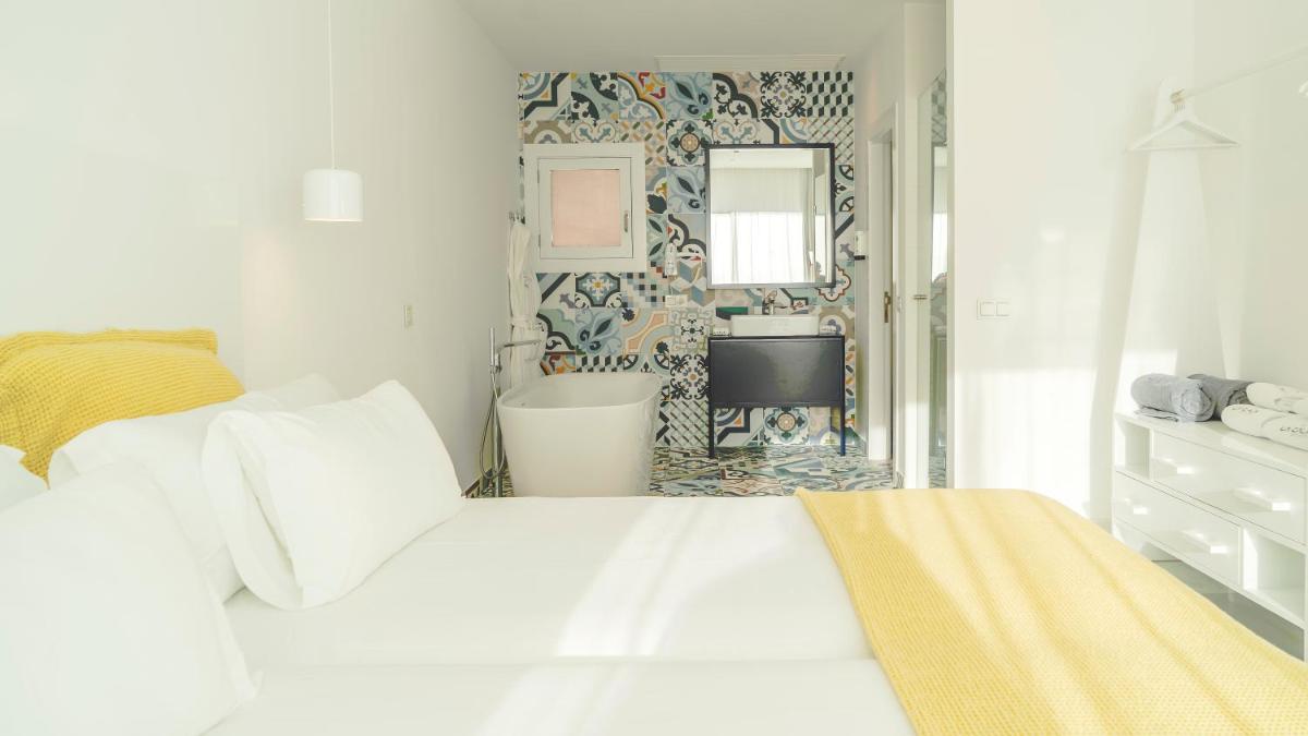 Cama o camas de una habitación en CalaLanzarote Suites Hotel - Adults Only 16years
