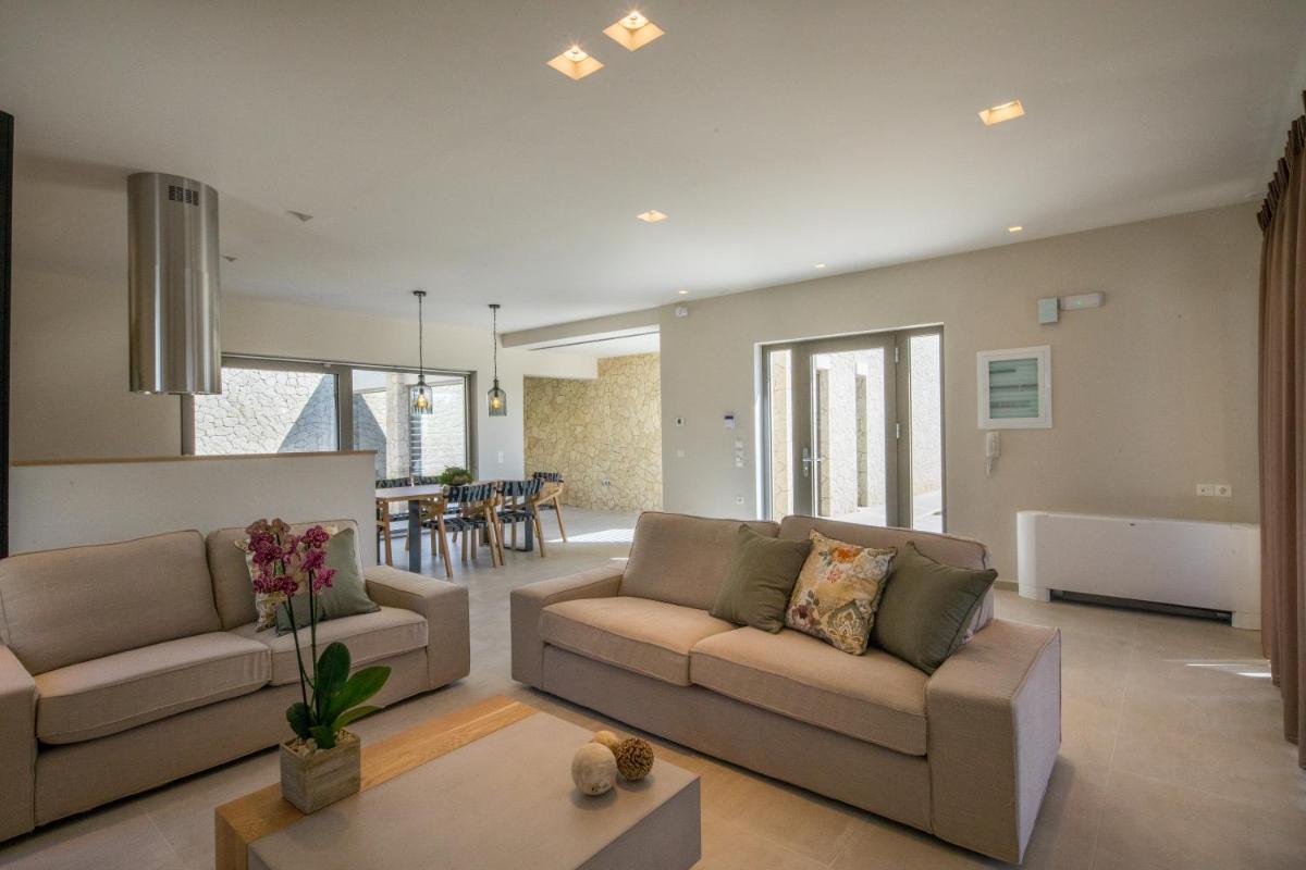 Almyra Villas - Housity