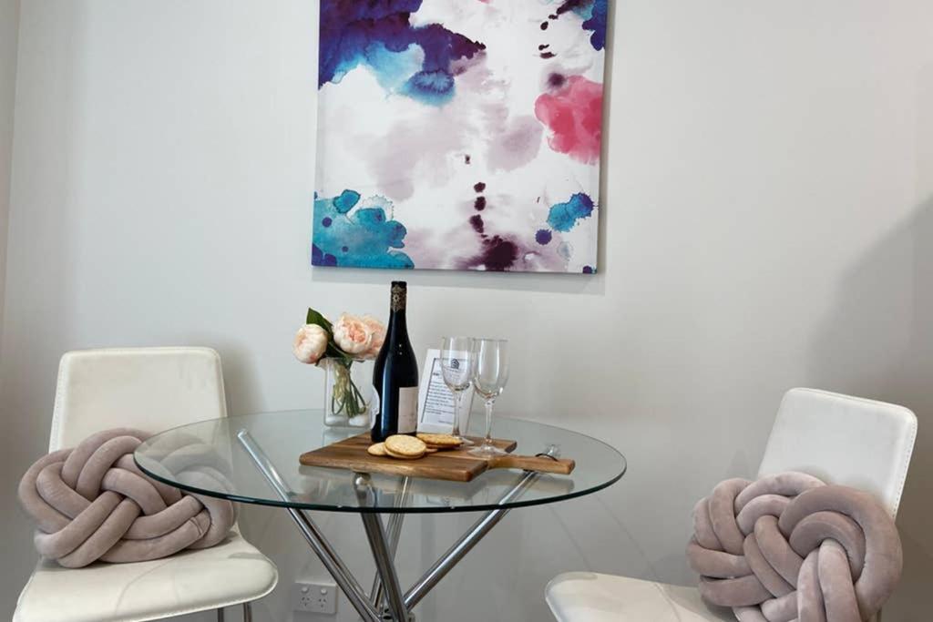 10A Brunswick Living Studio Close to APT and CBD Free Wifi Tram at Doorstep - Housity