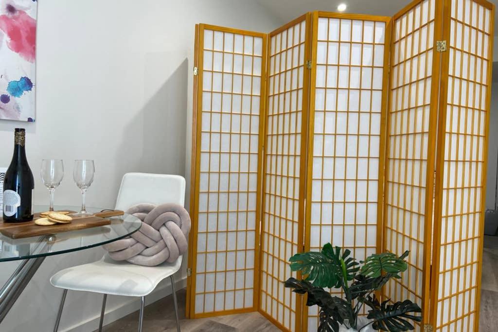 10A Brunswick Living Studio Close to APT and CBD Free Wifi Tram at Doorstep - Housity