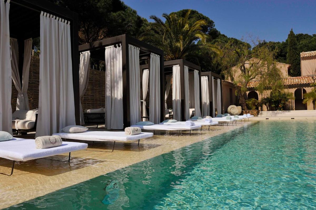 une rangée de chaises longues à côté d'une piscine dans l'établissement MUSE Saint Tropez - Small Luxury Hotels of the World, à Saint-Tropez