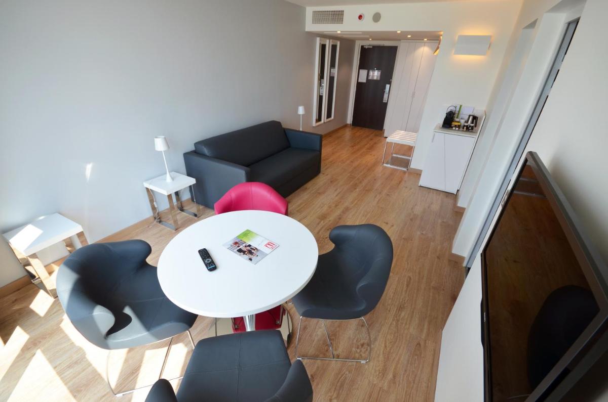 Coin salon dans l'établissement Holiday Inn Dijon Toison D'or by IHG