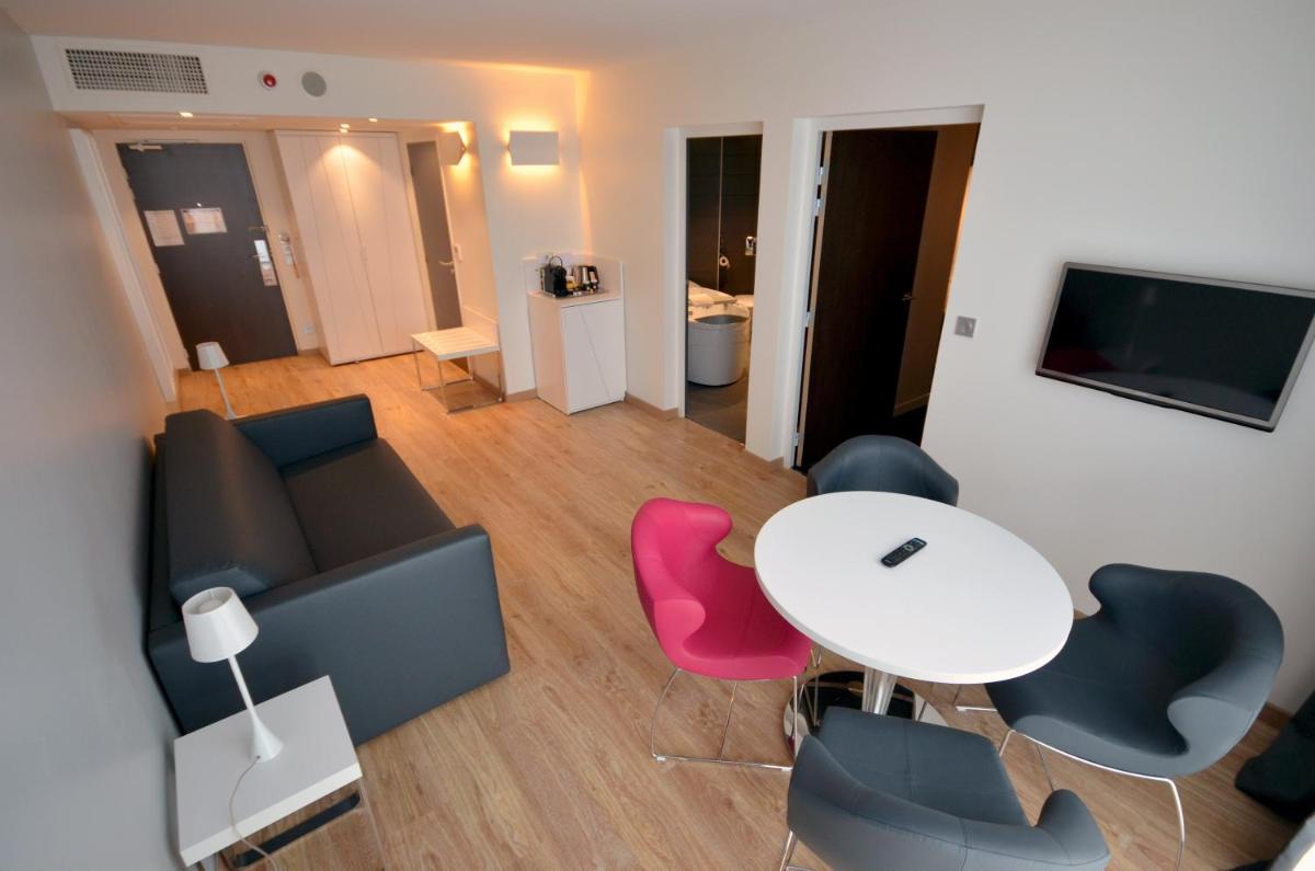 Coin salon dans l'établissement Holiday Inn Dijon Toison D'or by IHG
