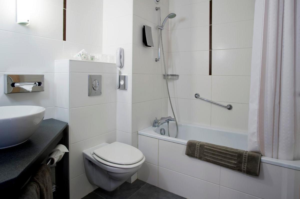 Salle de bains dans l'établissement Holiday Inn Dijon Toison D'or by IHG
