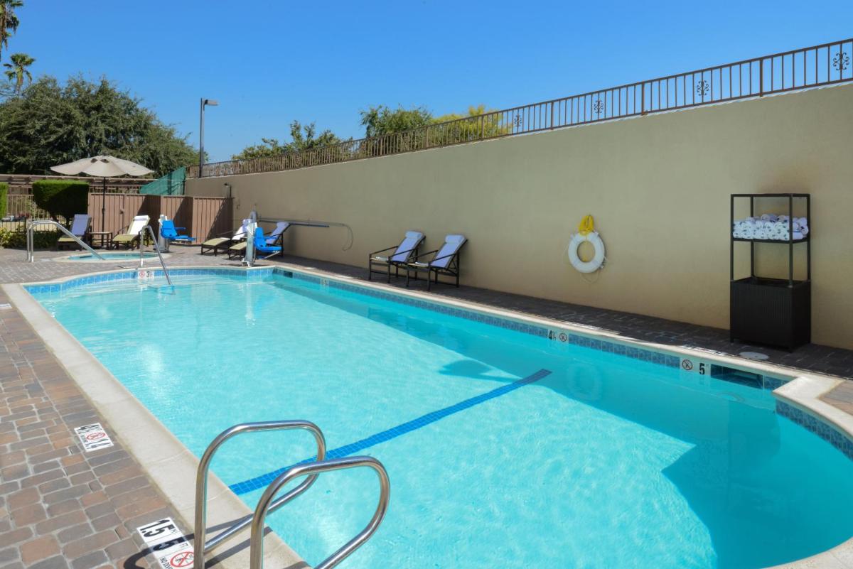 Holiday Inn Express & Suites Pasadena - Los Angeles, an IHG Hotel - Housity