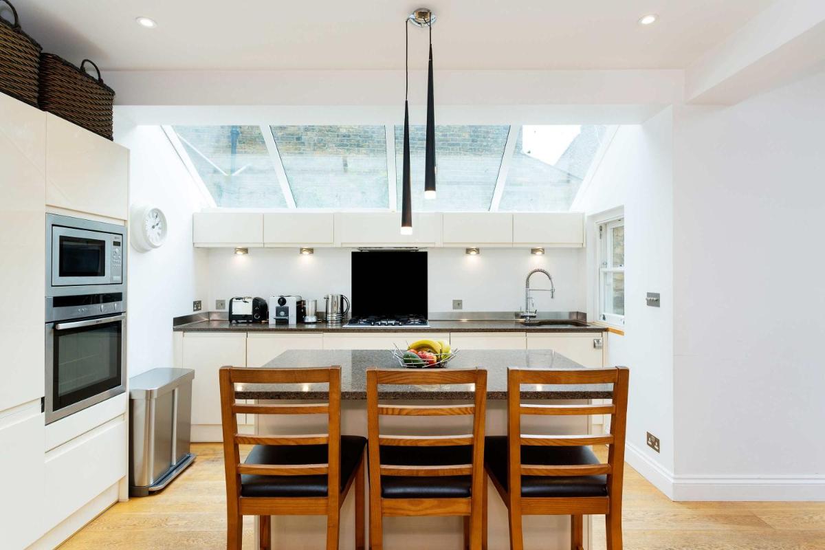 Veeve - Clean Lines by Clapham Common - Housity