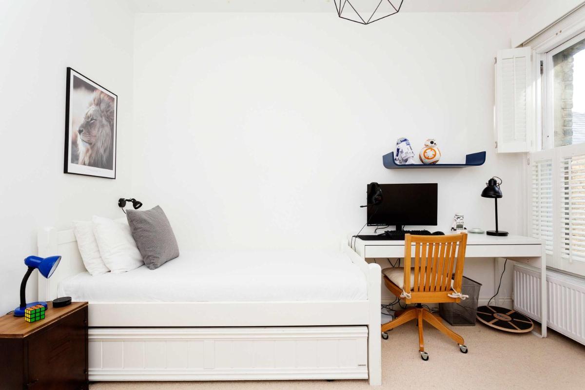 Veeve - Clean Lines by Clapham Common - Housity