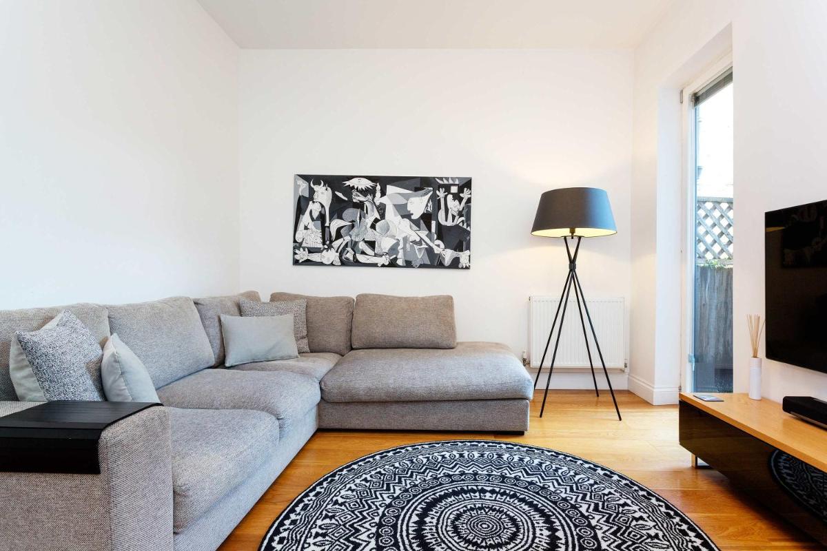Veeve - Clean Lines by Clapham Common - Housity