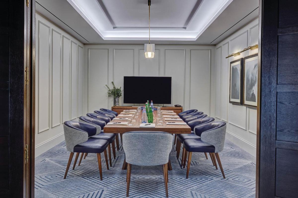 uma sala de conferências com uma mesa longa e cadeiras em Reid's Palace, A Belmond Hotel, Madeira no Funchal