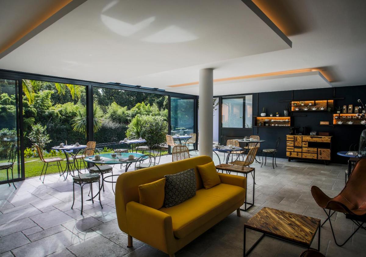 Coin salon dans l'établissement Les Frères Ibarboure - Hôtel 4 étoiles, Spa extérieur sensoriel et Restaurant étoilé à Bidart
