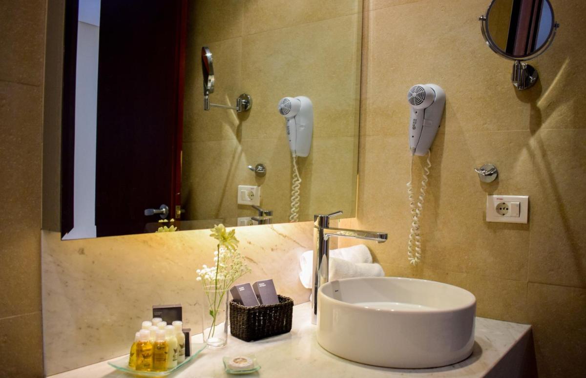 Rivera Casino & Resort - Housity