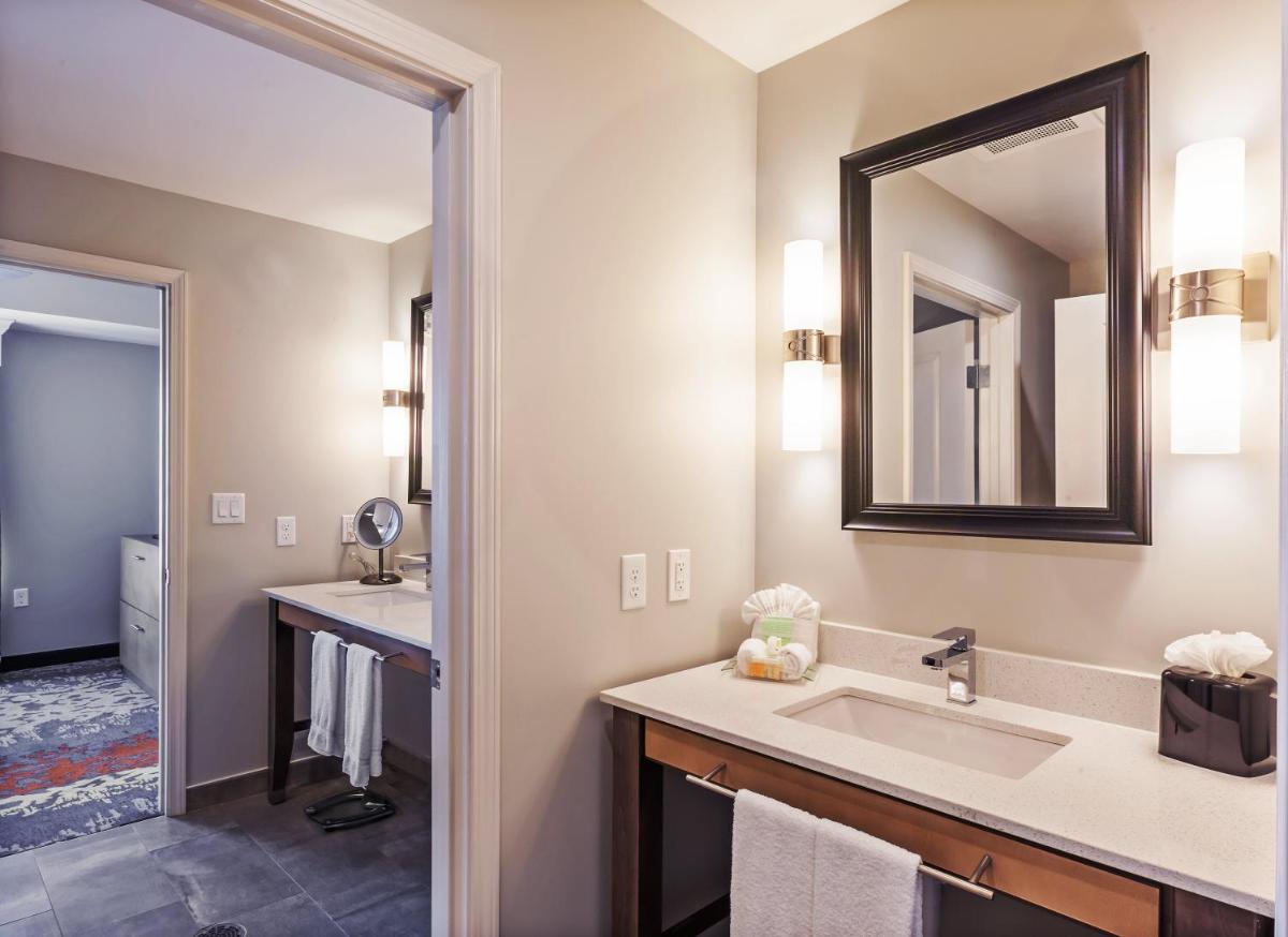 Holiday Inn Houston NE-Bush Airport Area by IHG - Housity