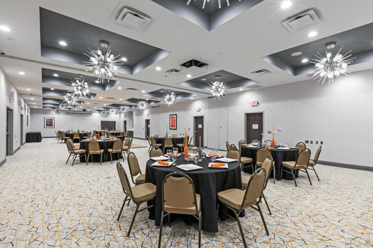Holiday Inn Houston NE-Bush Airport Area by IHG - Housity