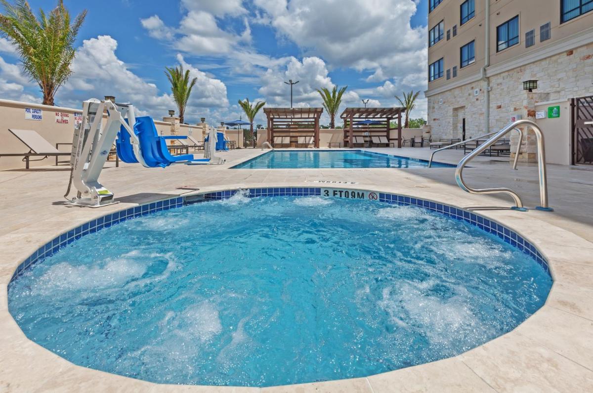 Holiday Inn Houston NE-Bush Airport Area by IHG - Housity