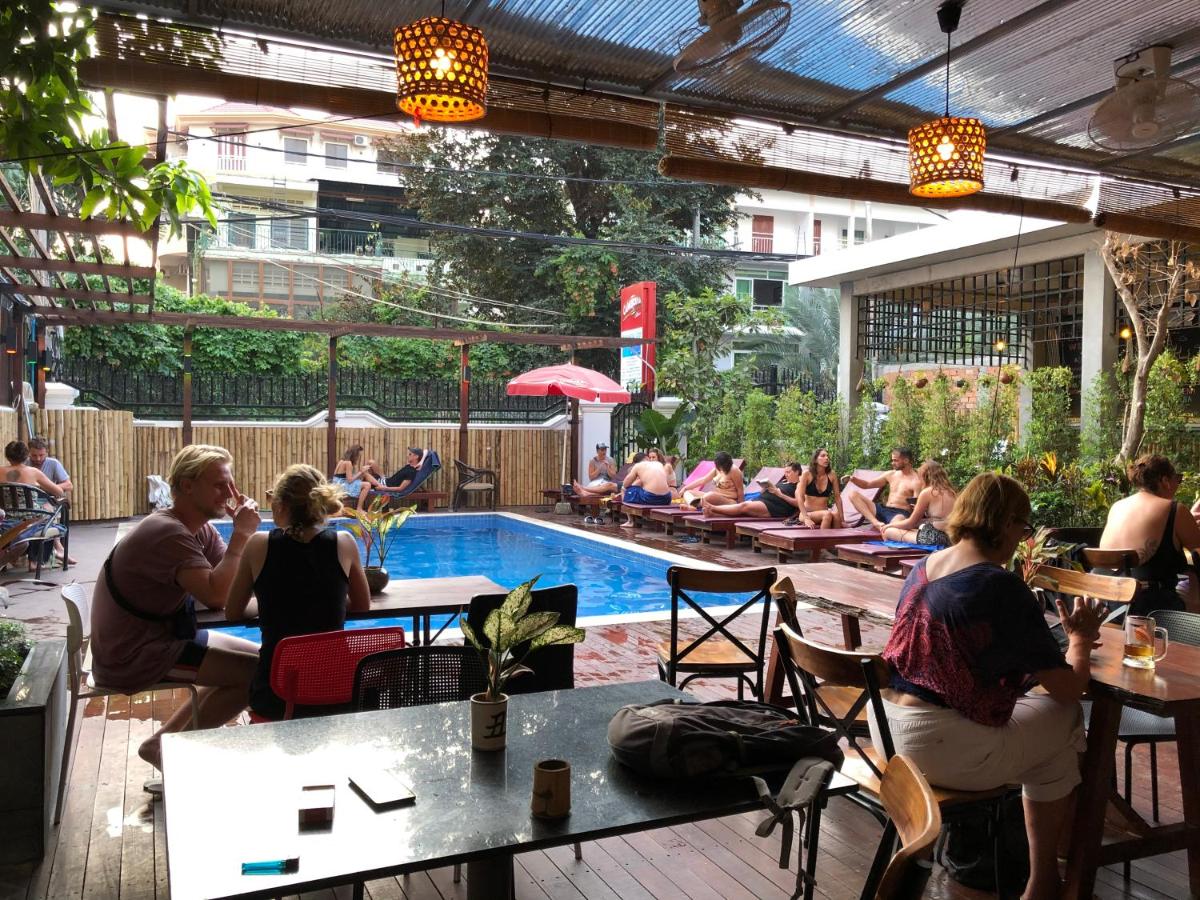 Poolside Villa - Housity