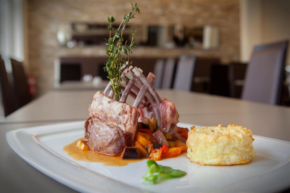 Willow Hotel Restaurant - Housity