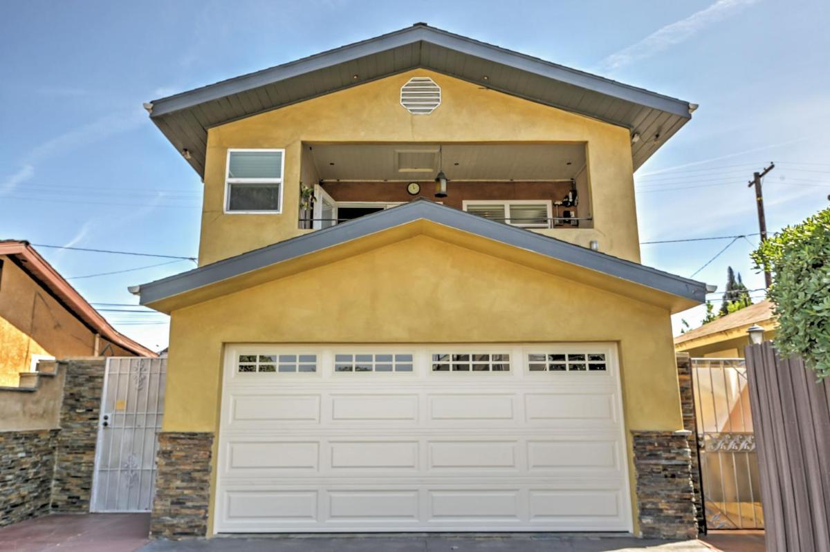 Unique Long Beach House with Garden, Grill and Balcony! - Housity